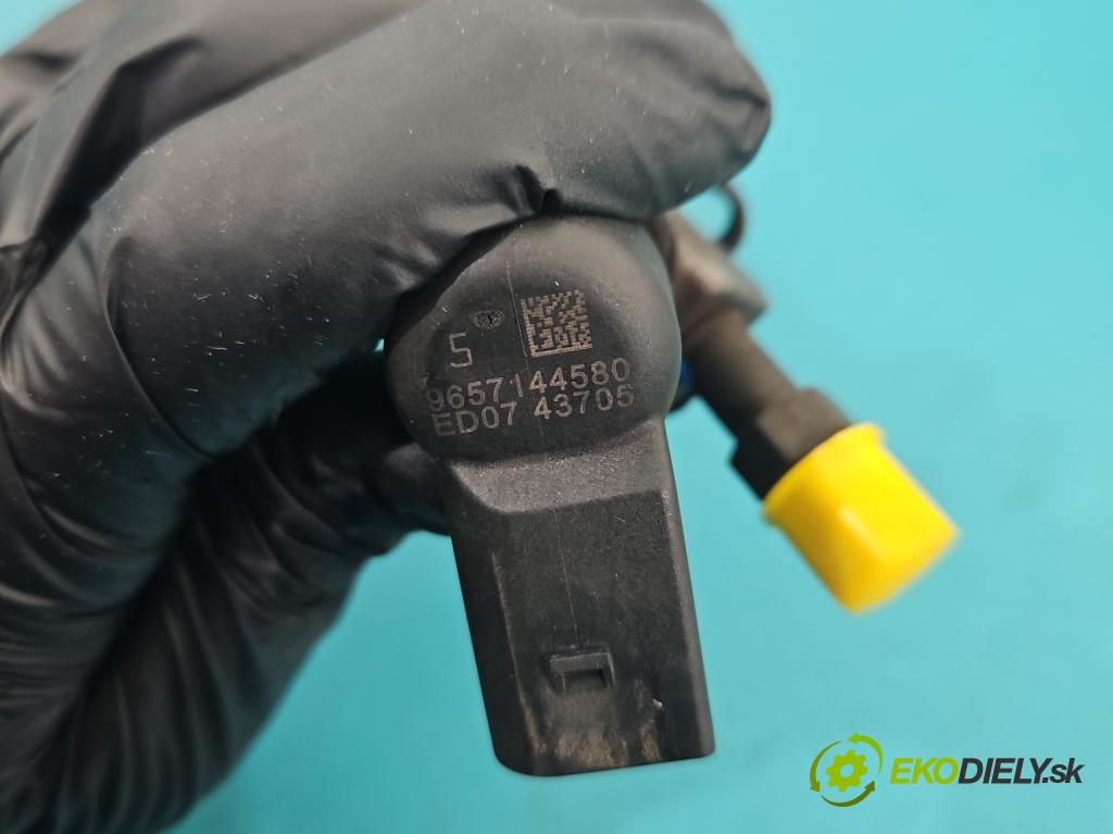 Peugeot 407 2.0 hdi 136hp manual 100 kW 1997 cm3 5- vstřikovač 9657144580 (Vstřikovač paliva)