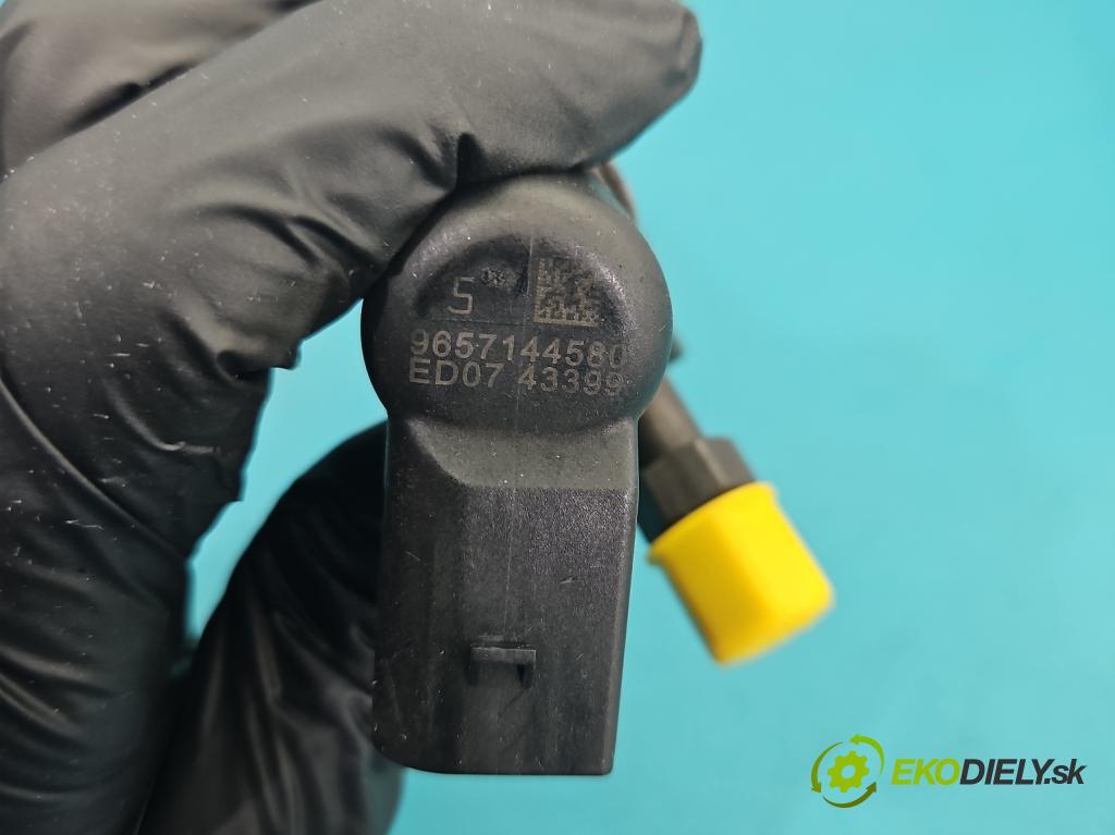 Peugeot 407 2.0 hdi 136hp manual 100 kW 1997 cm3 5- vstřikovač 9657144580 (Vstřikovač paliva)