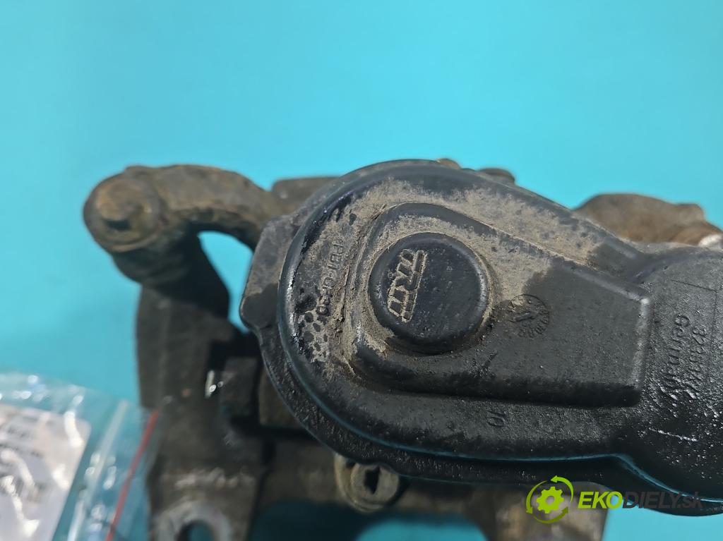 Jeep Cherokee KL 2013-2023 2.0 multijet 140 hp manual 103 kW 1956 cm3 5- brzdič zadní levý  (Klika dveří ostatní)