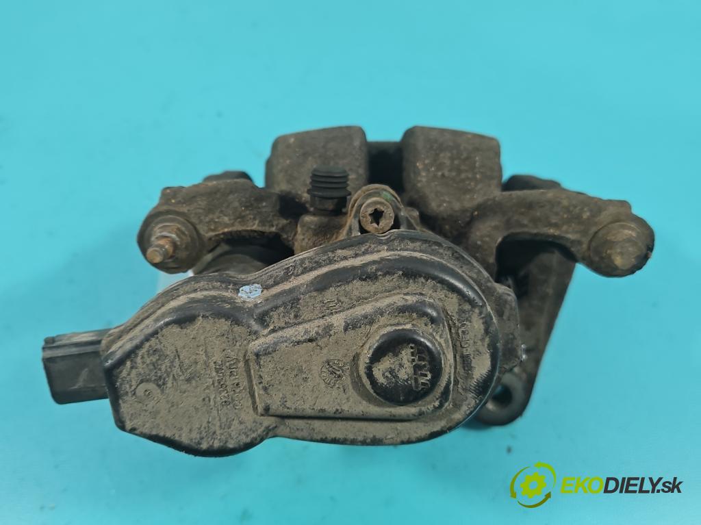 Jeep Cherokee KL 2013-2023 2.0 multijet 140 hp manual 103 kW 1956 cm3 5- brzdič zadní pravý  (Klika dveří ostatní)