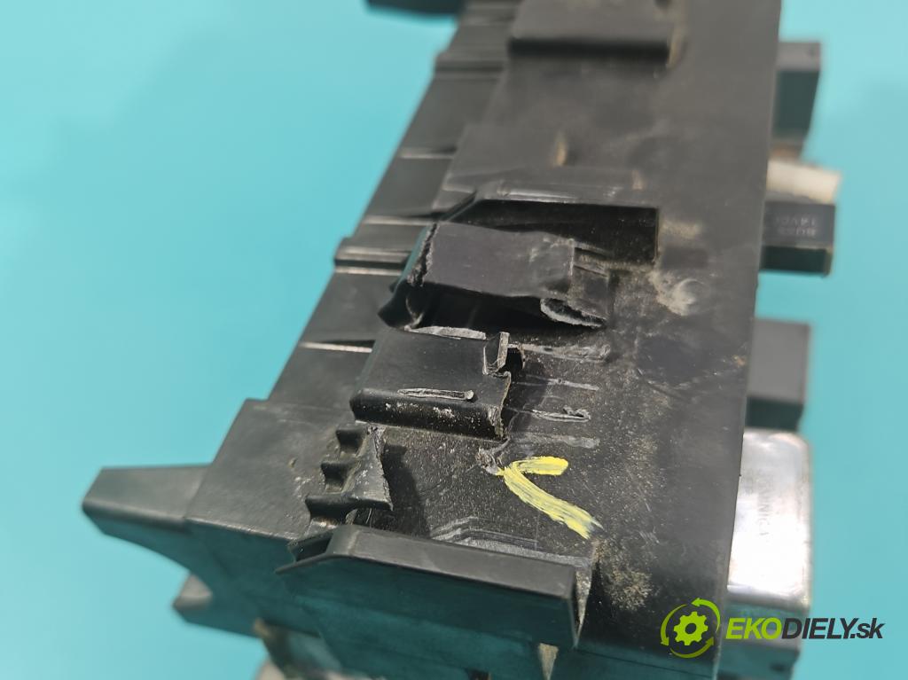 Jeep Cherokee KL 2013-2023 2.0 multijet 140 hp manual 103 kW 1956 cm3 5- skříňka pojistková 68193002AF (Pojistková skříňka)