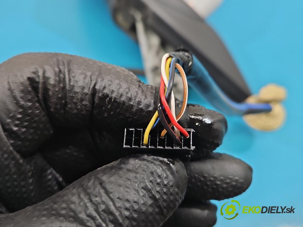 Vw Golf VII 2012-2020 1.2 TSI 86 HP manual 63 kW 1197 cm3 5- zrkadlo ľavé  (Kľučka dverí ostatné)