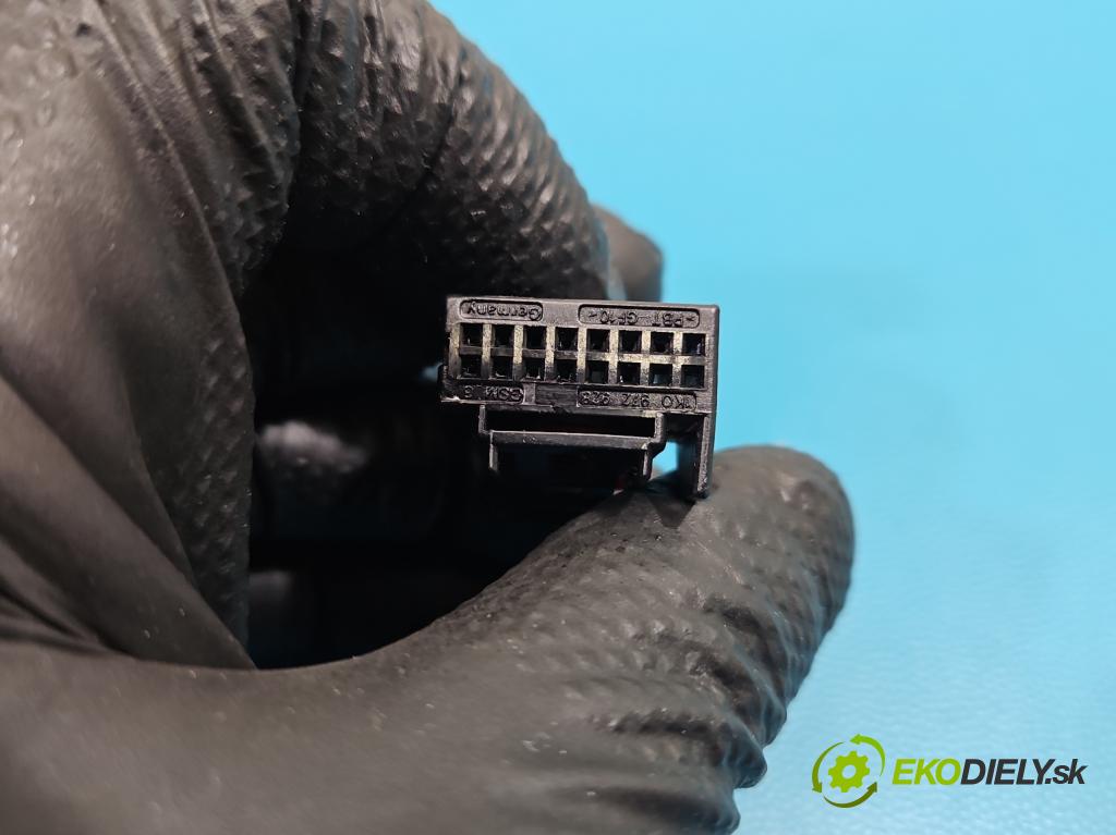 Vw Golf VII 2012-2020 1.2 TSI 86 HP manual 63 kW 1197 cm3 5- zrkadlo pravé  (Kľučka dverí ostatné)