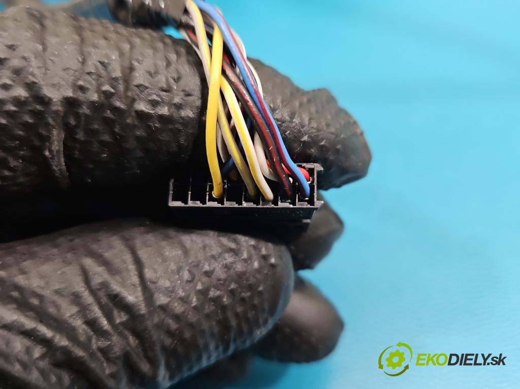 Vw Golf VII 2012-2020 1.2 TSI 86 HP manual 63 kW 1197 cm3 5- zrkadlo pravé  (Kľučka dverí ostatné)