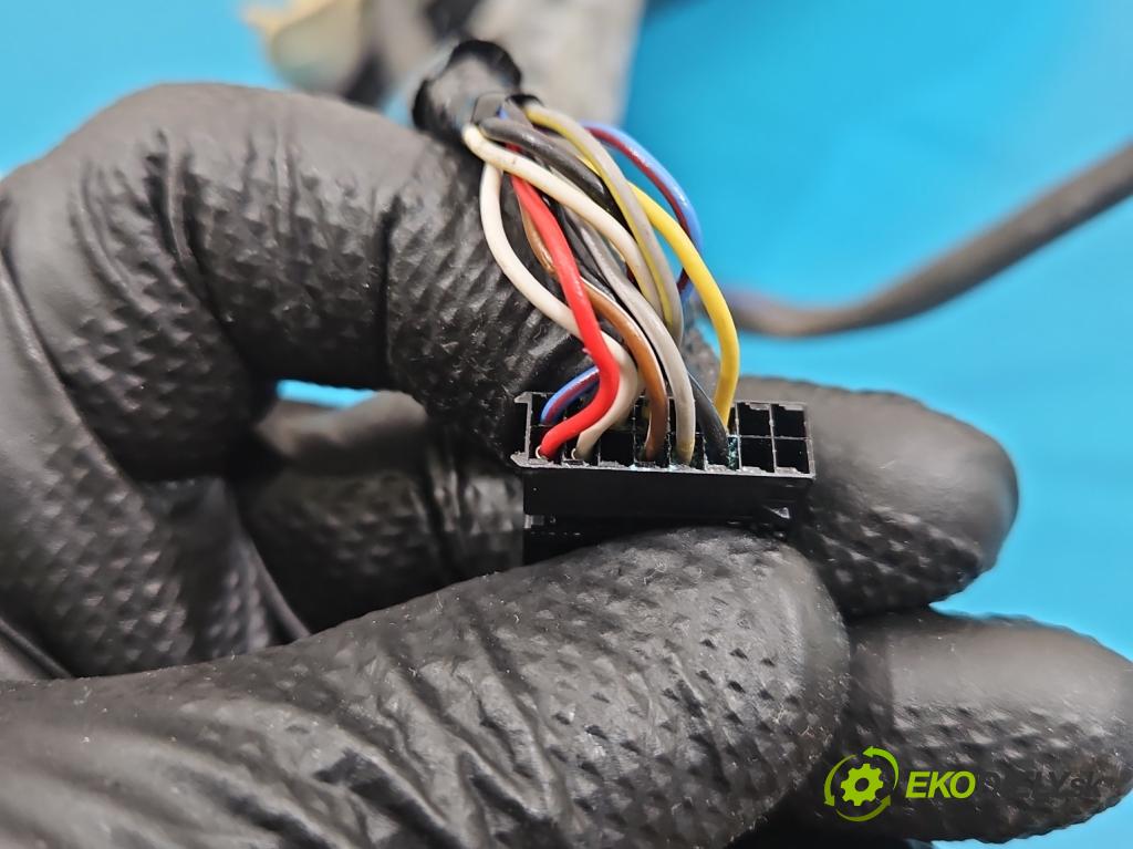 Vw Golf VII 2012-2020 1.2 TSI 86 HP manual 63 kW 1197 cm3 5- zrkadlo pravé  (Kľučka dverí ostatné)