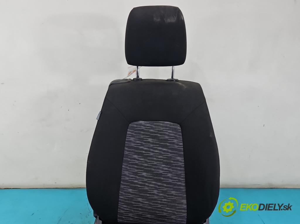 Kia Ceed I 2006-2012 1.4 16V 105 hp manual 77 kW 1396 cm3 3- Sedadlo pravý  (Sedadlo)