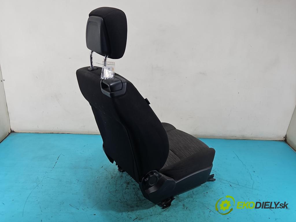 Kia Ceed I 2006-2012 1.4 16V 105 hp manual 77 kW 1396 cm3 3- Sedadlo pravý  (Sedadlo)