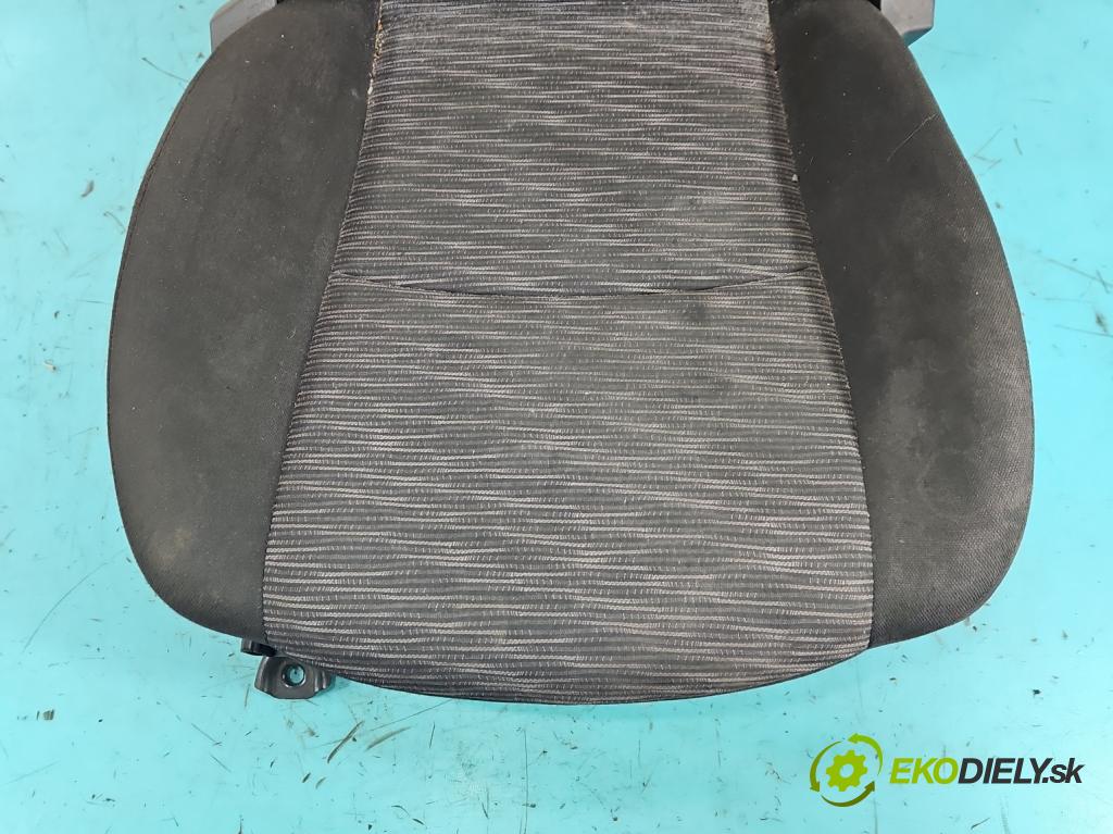 Kia Ceed I 2006-2012 1.4 16V 105 hp manual 77 kW 1396 cm3 3- Sedadlo pravý  (Sedadlo)