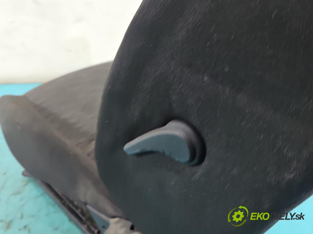 Kia Ceed I 2006-2012 1.4 16V 105 hp manual 77 kW 1396 cm3 3- Sedadlo pravý  (Sedadlo)