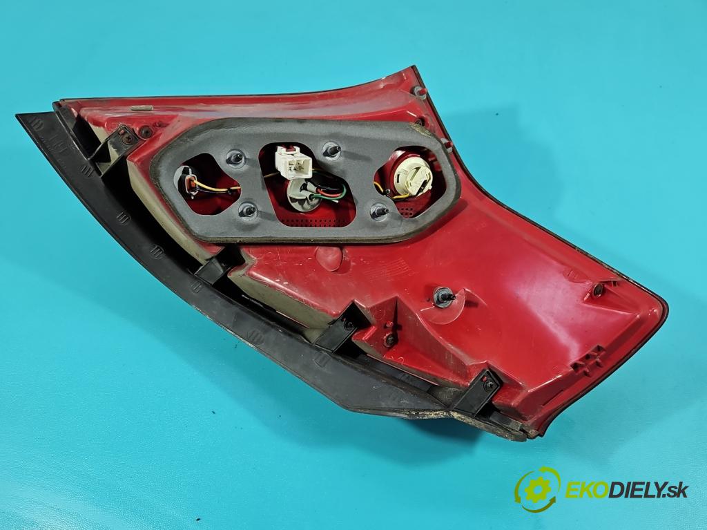 Kia Ceed I 2006-2012 1.4 16V 105 hp manual 77 kW 1396 cm3 3- světlo zadní pravé  (Klika dveří ostatní)