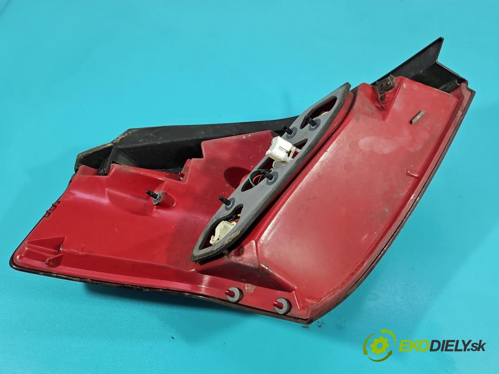 Kia Ceed I 2006-2012 1.4 16V 105 hp manual 77 kW 1396 cm3 3- světlo zadní pravé  (Klika dveří ostatní)