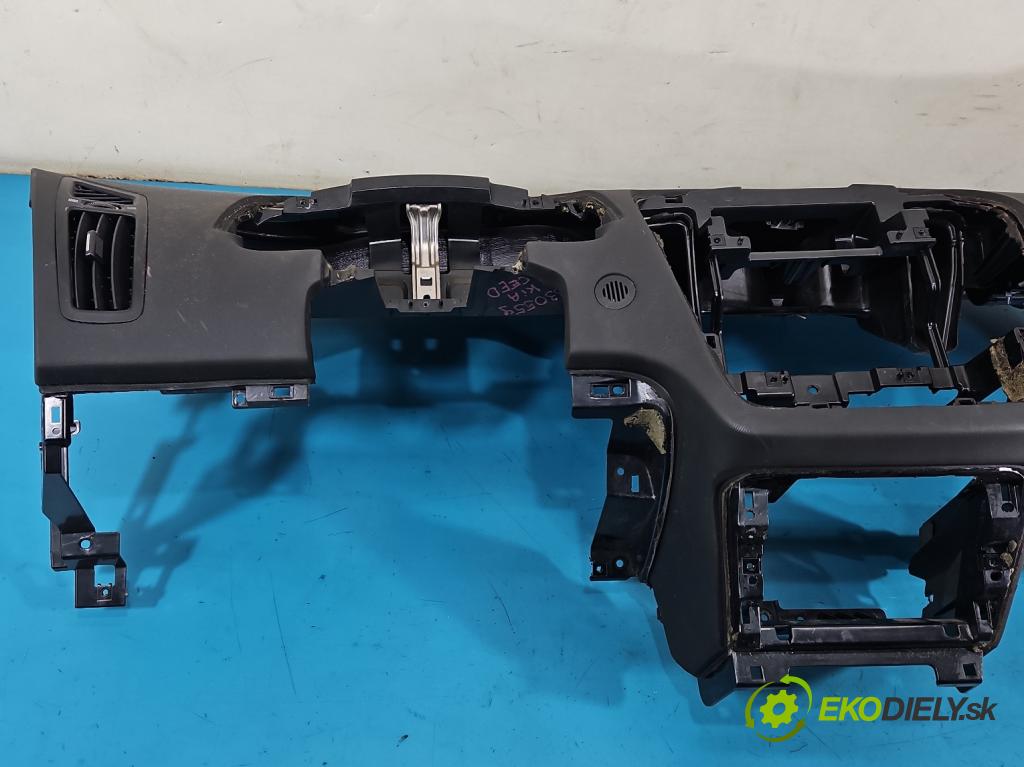 Kia Ceed I 2006-2012 1.4 16V 105 hp manual 77 kW 1396 cm3 3- kokpit,přistrojova deska