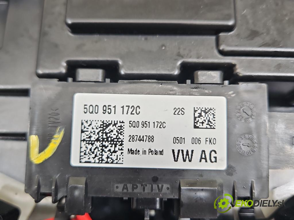 Skoda Superb IV 2023- 2.0 TDI 150 HP automatic 110 kW 1968 cm3 5- svetlo / reflektor interiéra 5Q0951172C