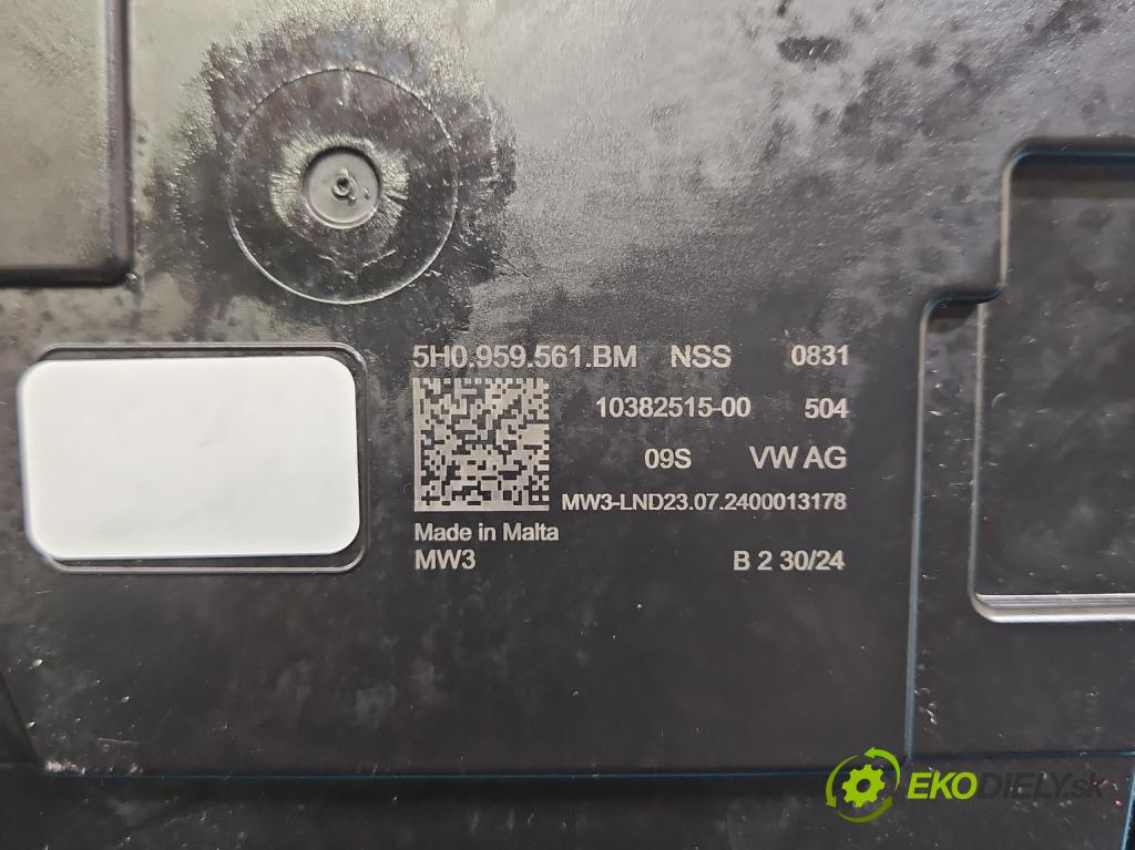 Skoda Superb IV 2023- 2.0 TDI 150 HP automatic 110 kW 1968 cm3 5- svetlo / reflektor interiéra 5Q0951172C