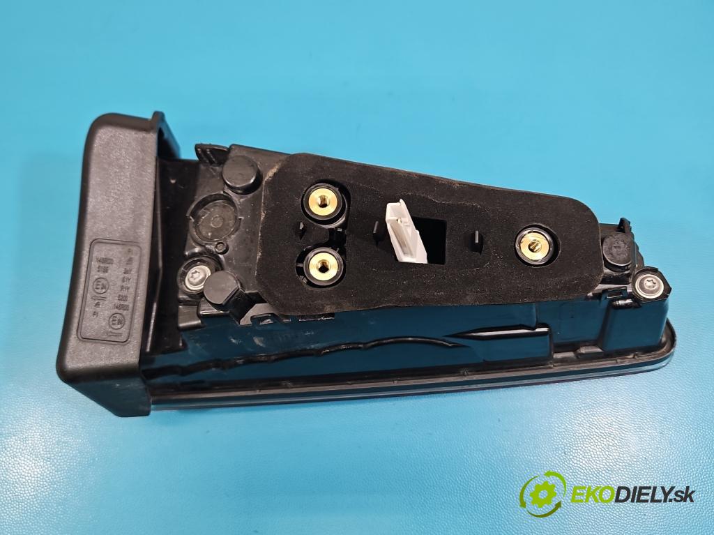 Skoda Superb IV 2023- 2.0 TDI 150 HP automatic 110 kW 1968 cm3 5- svetlo / reflektor zadné pravé 3P0945094 (Kľučka dverí ostatné)