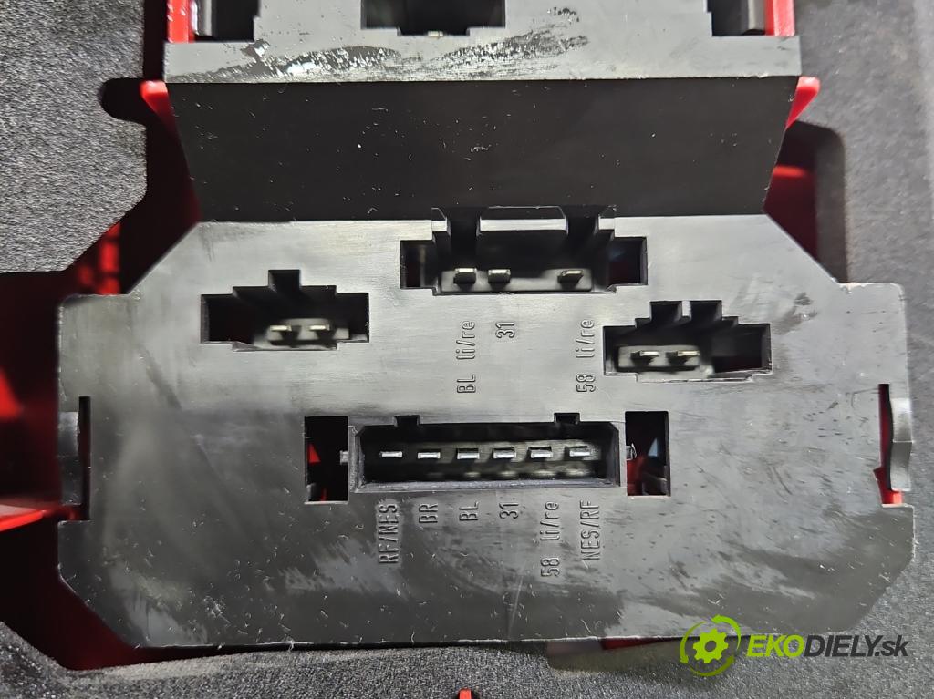 Vw Passat B5 1995-2005 1.9 tdi 90 HP manual 66 kW 1896 cm3 5- svetlo / reflektor zadné pravé  (Kľučka dverí ostatné)