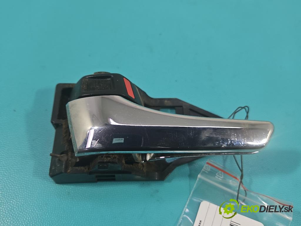 Toyota Rav4 IV 2013-2018 2.0 D4D 124hp manual 91 kW 1998 cm3 5- rukoväť uvnitř: zadné ľavé