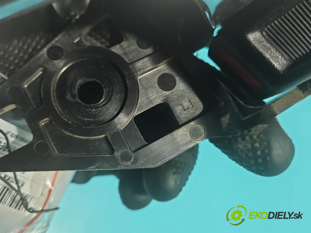 Toyota Rav4 IV 2013-2018 2.0 D4D 124hp manual 91 kW 1998 cm3 5- rukoväť uvnitř: zadné ľavé