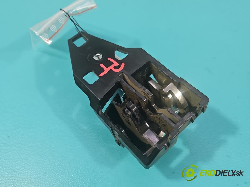 Toyota Rav4 IV 2013-2018 2.0 D4D 124hp manual 91 kW 1998 cm3 5- rukoväť uvnitř: zadné pravé  (Kľučka dverí ostatné)