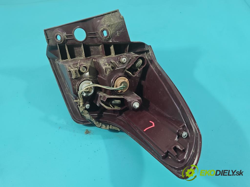 Toyota Rav4 IV 2013-2018 2.0 D4D 124hp manual 91 kW 1998 cm3 5- svetlo / reflektor zadné ľavé  (Kľučka dverí ostatné)