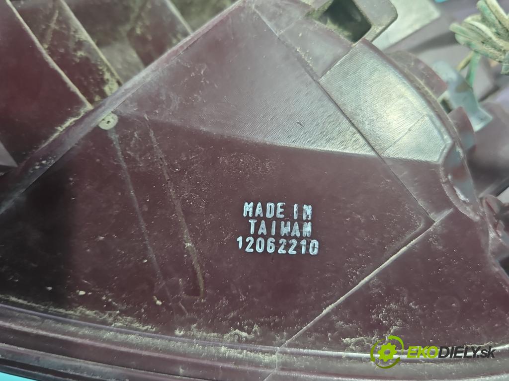 Toyota Rav4 IV 2013-2018 2.0 D4D 124hp manual 91 kW 1998 cm3 5- svetlo / reflektor zadné ľavé  (Kľučka dverí ostatné)