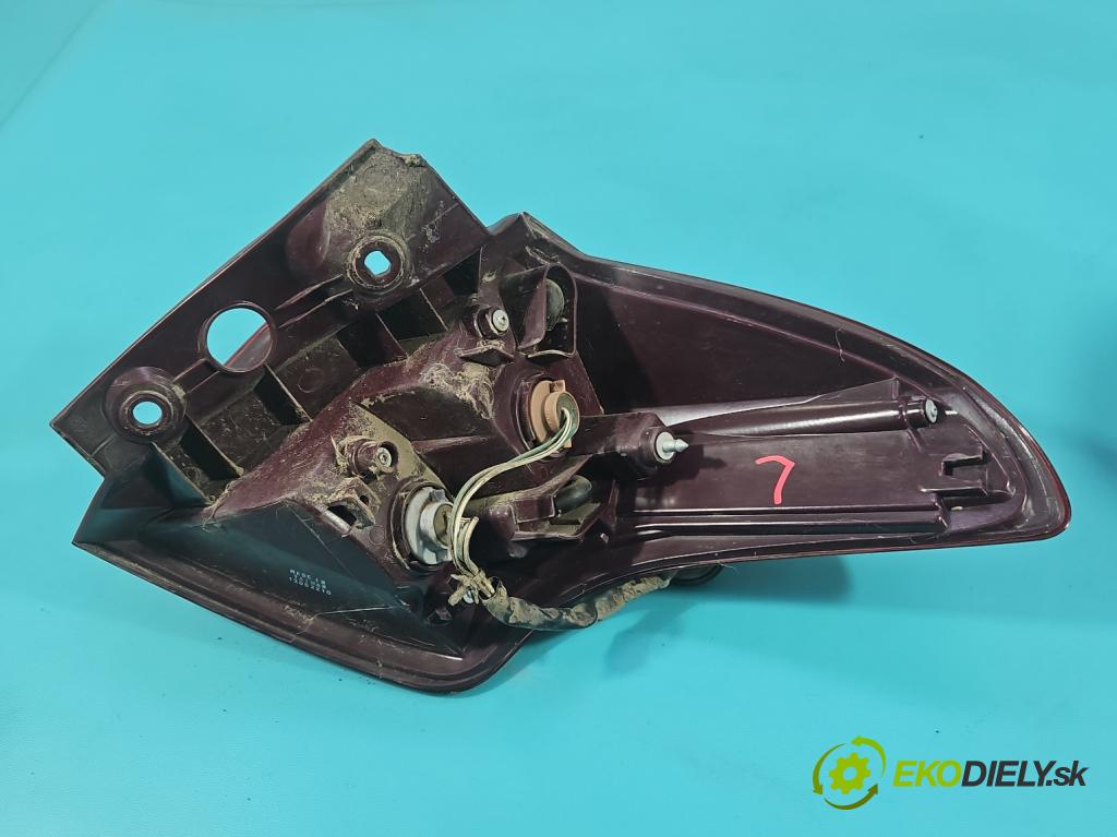 Toyota Rav4 IV 2013-2018 2.0 D4D 124hp manual 91 kW 1998 cm3 5- svetlo / reflektor zadné ľavé  (Kľučka dverí ostatné)