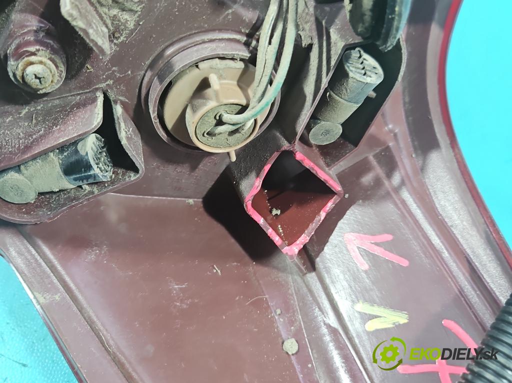 Toyota Rav4 IV 2013-2018 2.0 D4D 124hp manual 91 kW 1998 cm3 5- svetlo / reflektor zadné pravé  (Kľučka dverí ostatné)