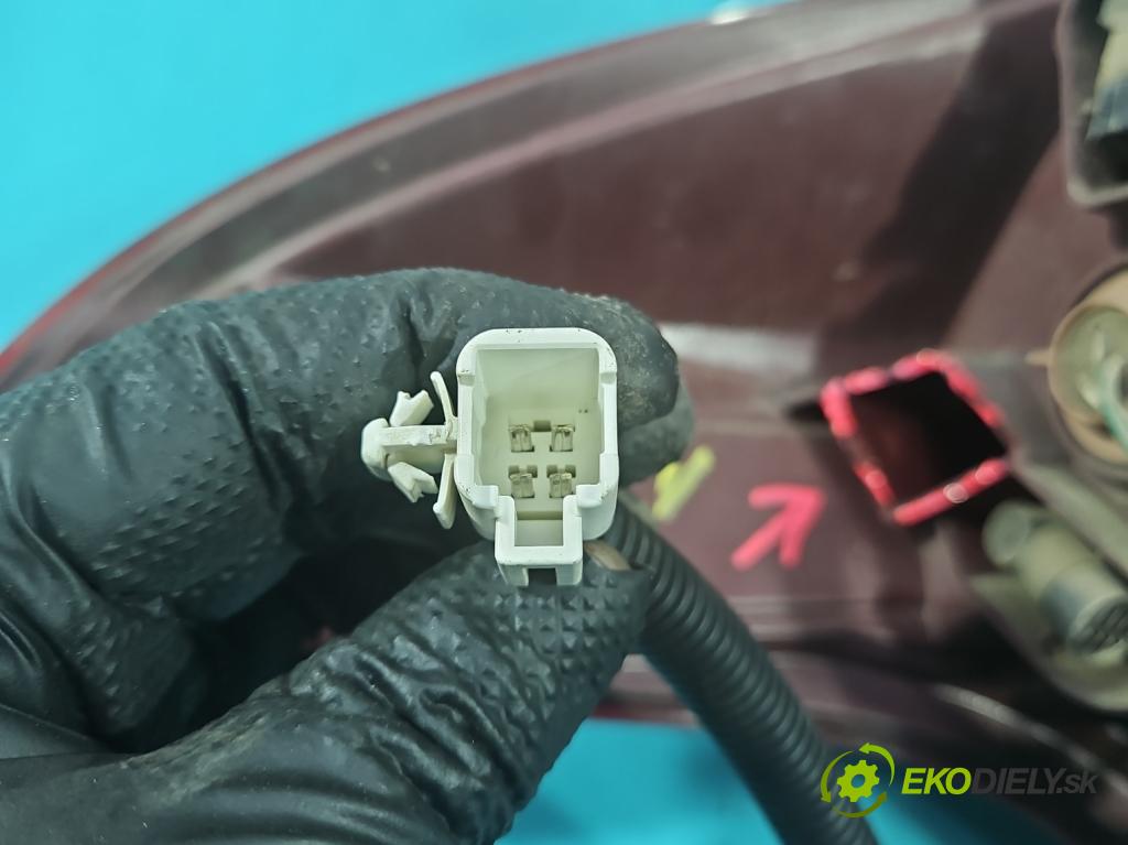 Toyota Rav4 IV 2013-2018 2.0 D4D 124hp manual 91 kW 1998 cm3 5- svetlo / reflektor zadné pravé  (Kľučka dverí ostatné)