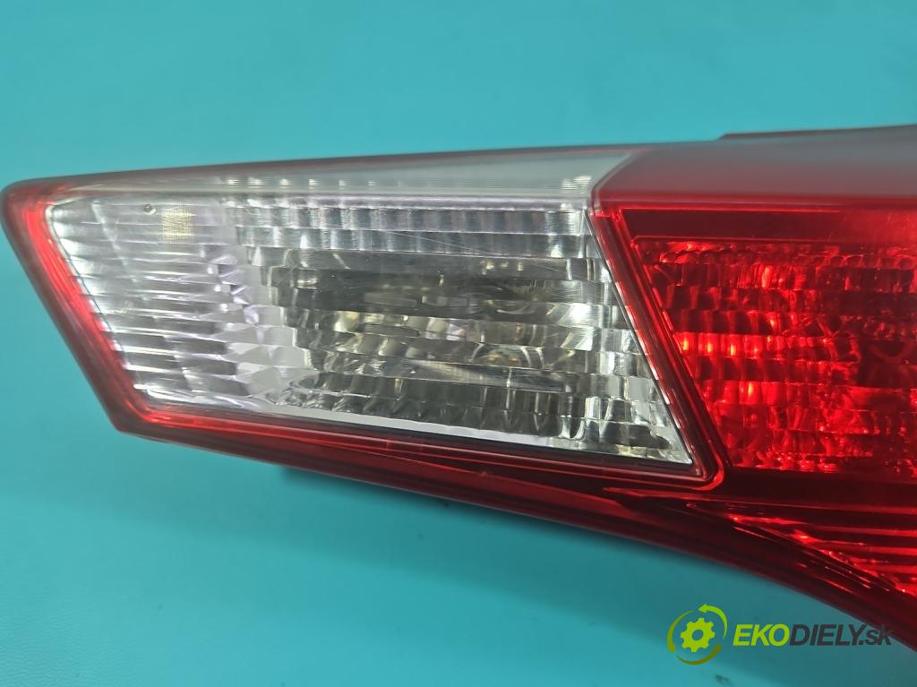 Toyota Rav4 IV 2013-2018 2.0 D4D 124hp manual 91 kW 1998 cm3 5- svetlo / reflektor zadné pravé  (Kľučka dverí ostatné)