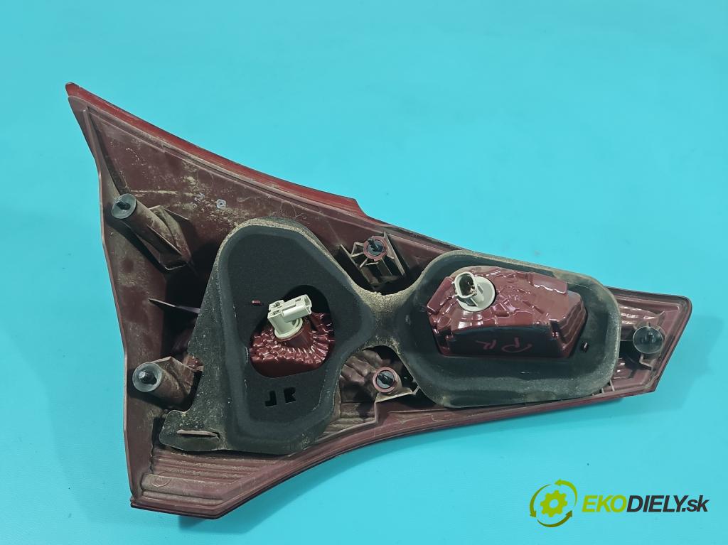 Toyota Rav4 IV 2013-2018 2.0 D4D 124hp manual 91 kW 1998 cm3 5- svetlo / reflektor zadné pravé  (Kľučka dverí ostatné)