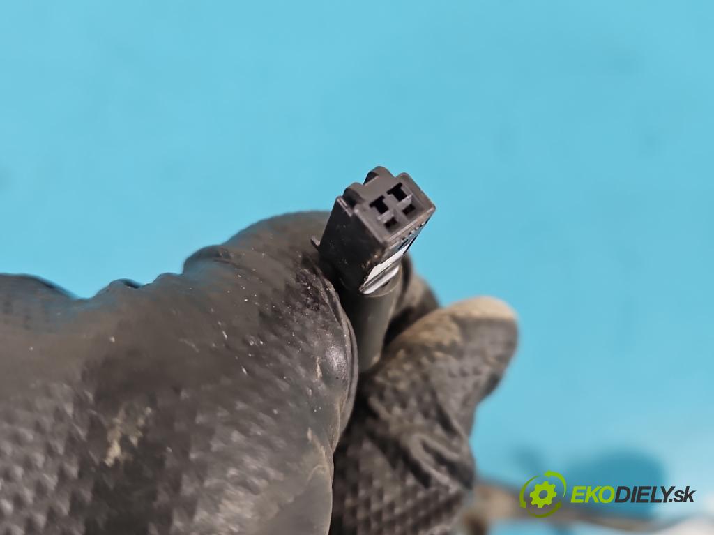 Toyota Rav4 IV 2013-2018 2.0 D4D 124hp manual 91 kW 1998 cm3 5- snímač otvorenie: kufrové dvere