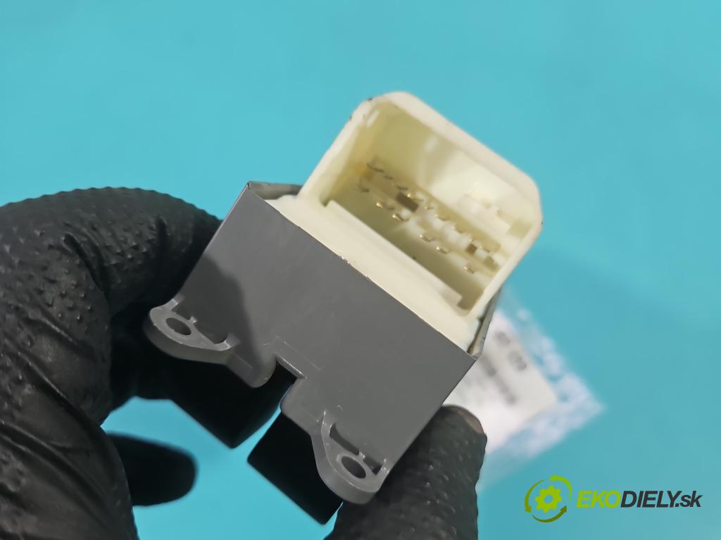 Toyota Rav4 IV 2013-2018 2.0 D4D 124hp manual 91 kW 1998 cm3 5- prepínač okien spätných zrkadiel