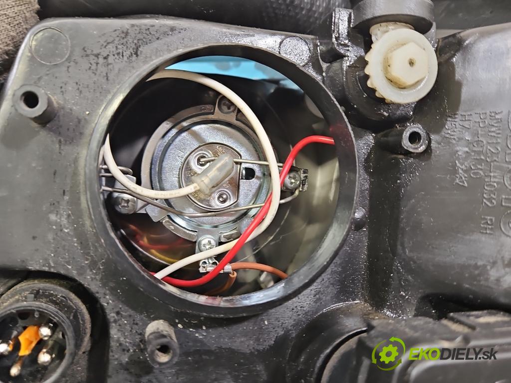 Vw Passat B5 1995-2005 1.9 tdi 90 HP manual 66 kW 1896 cm3 5- Reflektor: pravý  (Svetlo predné pravé)