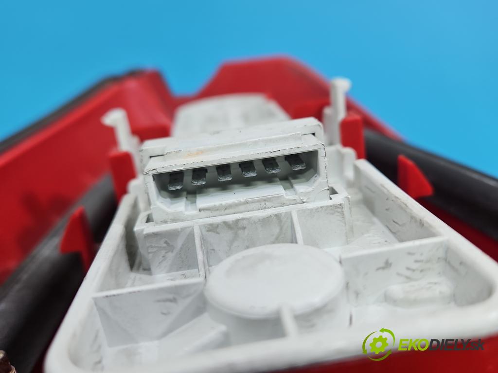 Audi A4 B5 1994-2001 1.9 tdi 110 HP manual 81 kW 1896 cm3 5- svetlo / reflektor zadné pravé 8D9945096 (Kľučka dverí ostatné)