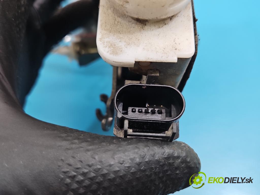 Audi A4 B5 1994-2001 1.9 tdi 110 hp manual 81 kW 1896 cm3 5- zámek přední levý