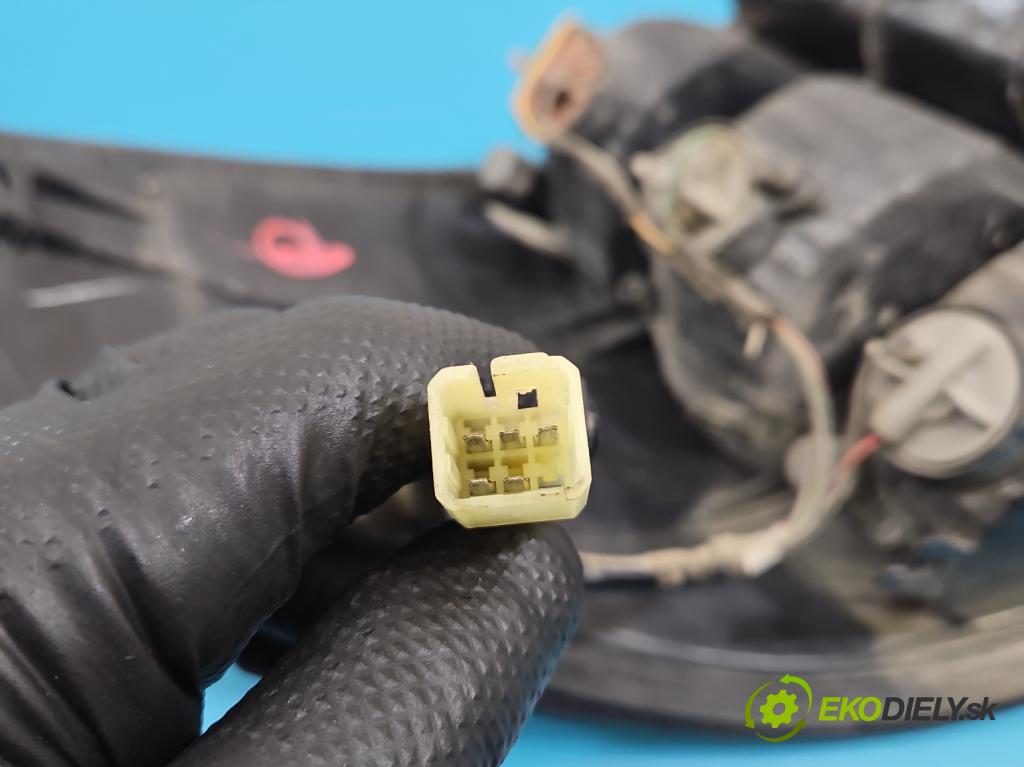 Suzuki SX4 I 2006-2014 1.6 16V 120 HP manual 88 kW 1586 cm3 5- svetlo / reflektor zadné pravé 220-16684 (Kľučka dverí ostatné)