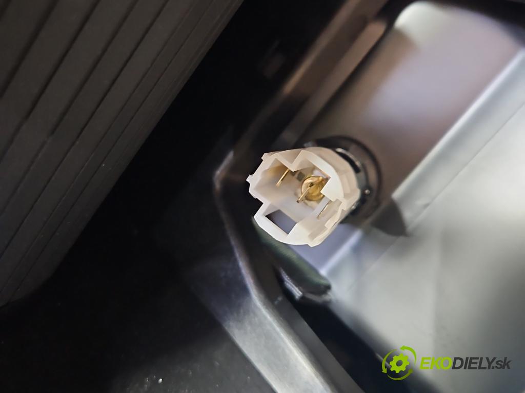 Skoda Superb IV 2023- 2.0 TDI 150 HP automatic 110 kW 1968 cm3 5- operadlo 3J1863074 (Lakťová opierka)