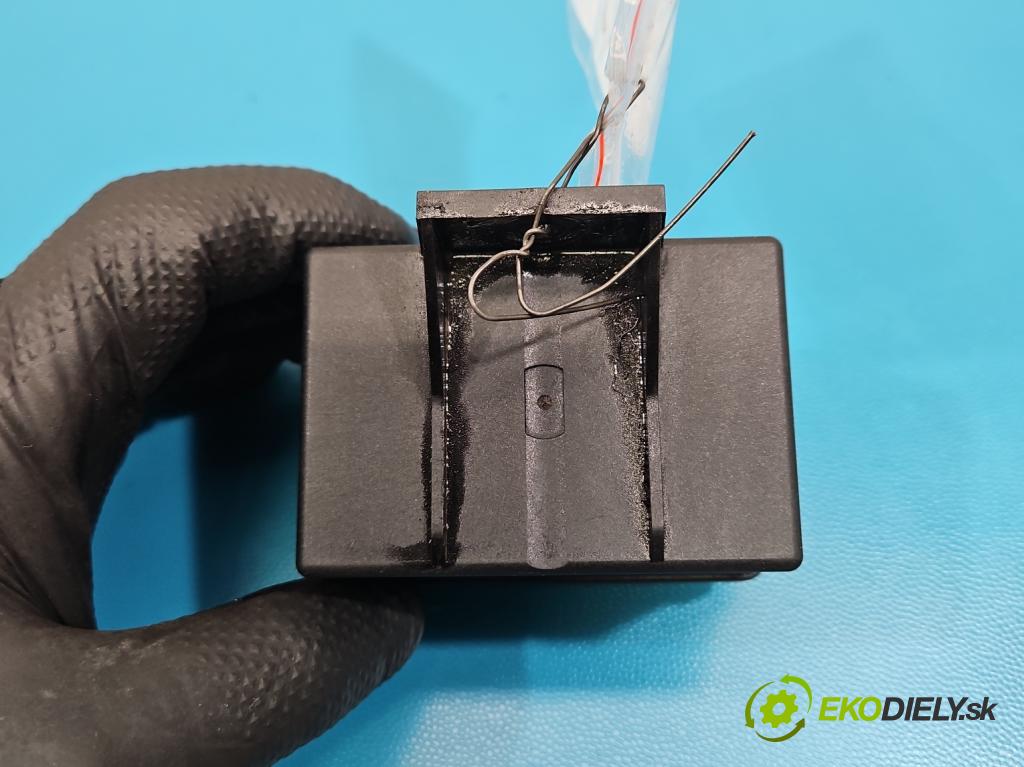 Jeep Cherokee KL 2013-2023 2.0 multijet: 140 HP manual 103 kW 1956 cm3 5- Relé: svíčky: zařicích: 0281003060 (Relé)