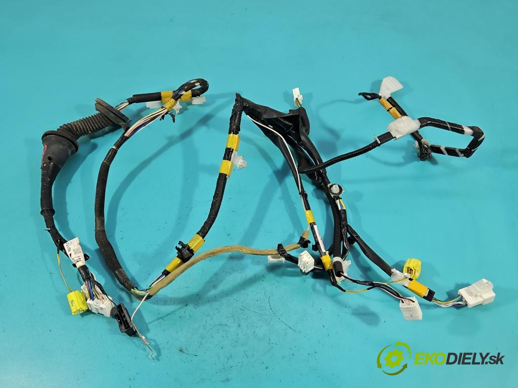 Toyota Rav4 IV 2013-2018 2.0 D4D 124hp manual 91 kW 1998 cm3 5- Zväzok: dvere predné pravých 15D11-9506