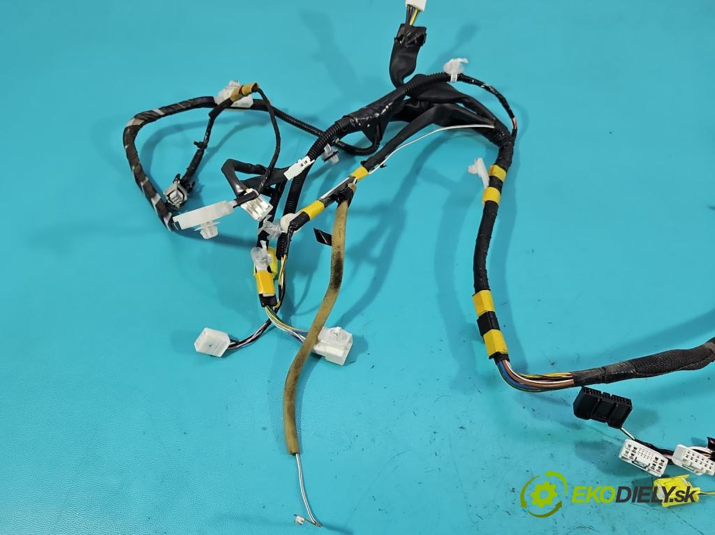 Toyota Rav4 IV 2013-2018 2.0 D4D 124hp manual 91 kW 1998 cm3 5- Zväzok: dvere predné pravých 15D11-9506