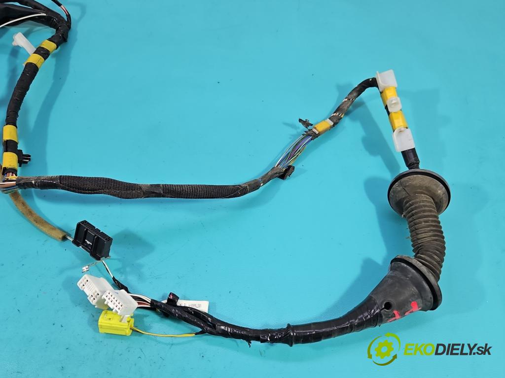 Toyota Rav4 IV 2013-2018 2.0 D4D 124hp manual 91 kW 1998 cm3 5- Zväzok: dvere predné pravých 15D11-9506