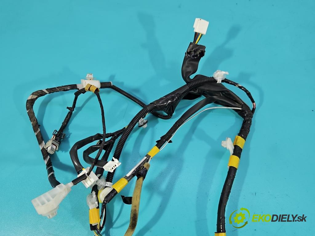 Toyota Rav4 IV 2013-2018 2.0 D4D 124hp manual 91 kW 1998 cm3 5- Zväzok: dvere predné pravých 15D11-9506