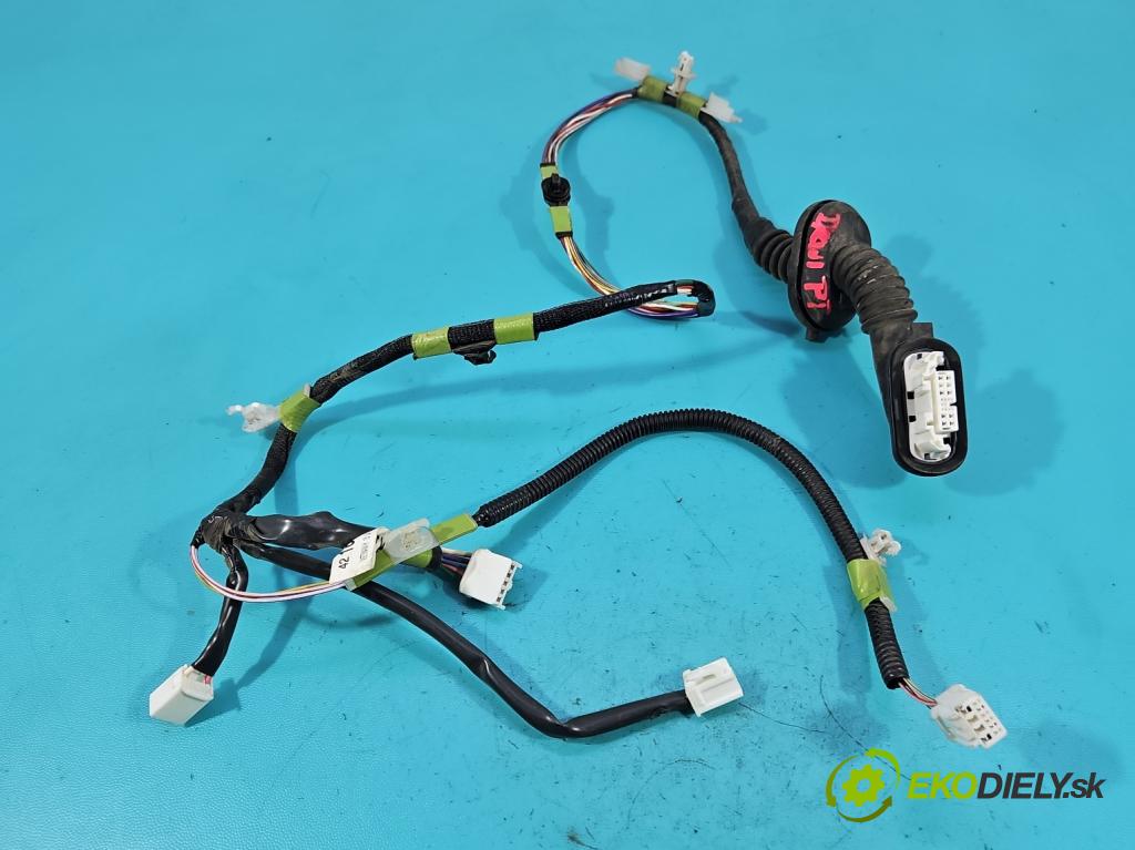 Toyota Rav4 IV 2013-2018 2.0 D4D 124hp manual 91 kW 1998 cm3 5- Zväzok: dvere zadné pravých 82153-29353