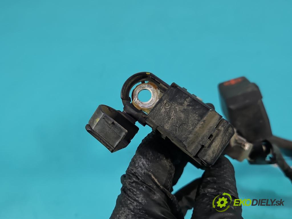 Toyota Rav4 IV 2013-2018 2.0 D4D 124hp manual 91 kW 1998 cm3 5- kontakt plusová 82122-4211011