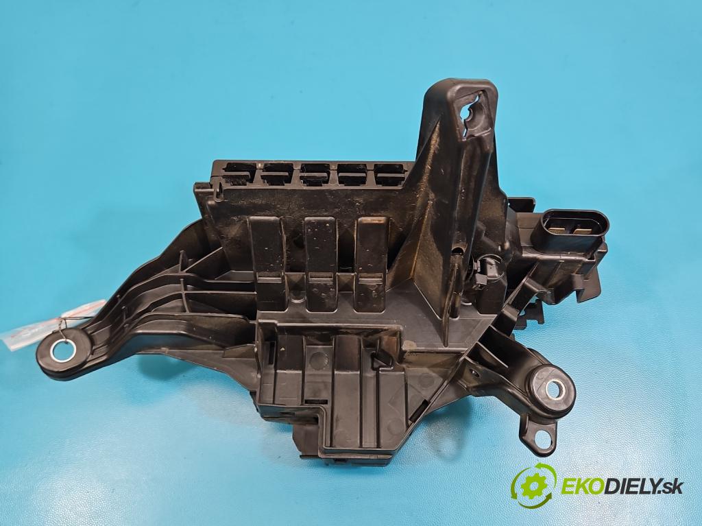 Mercedes E W213 2016-2023 2.0 CDI 194KM: automatic 143 kW 1950 cm3 4- skrinka poistka A2135462900 (Poistková skrinka)