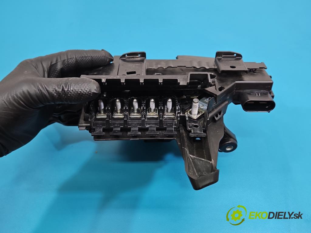 Mercedes E W213 2016-2023 2.0 CDI 194KM: automatic 143 kW 1950 cm3 4- skrinka poistka A2135462900 (Poistková skrinka)