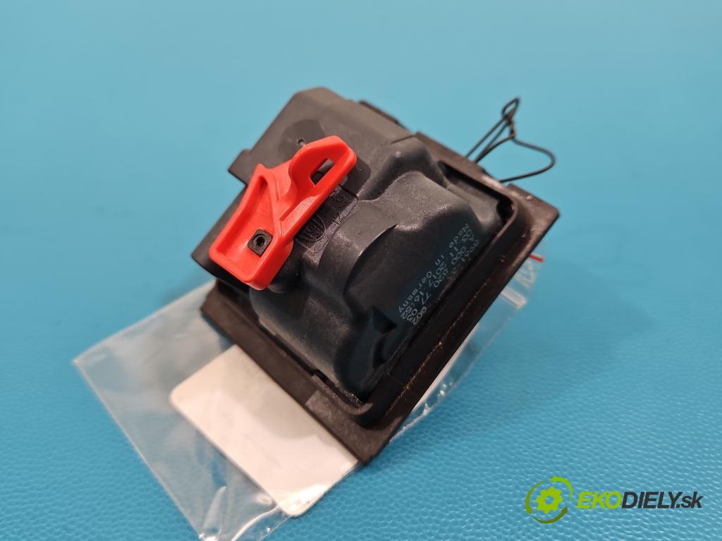 Mercedes E W213 2016-2023 2.0 CDI 194KM: automatic 143 kW 1950 cm3 4- Aktuátor: papuče: nádrže palivo A0008207703