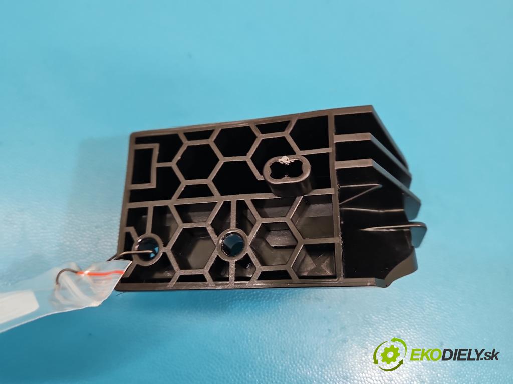 Skoda Superb IV 2023- 2.0 TDI 150 hp automatic 110 kW 1968 cm3 5- Upevnění: 5E7857782