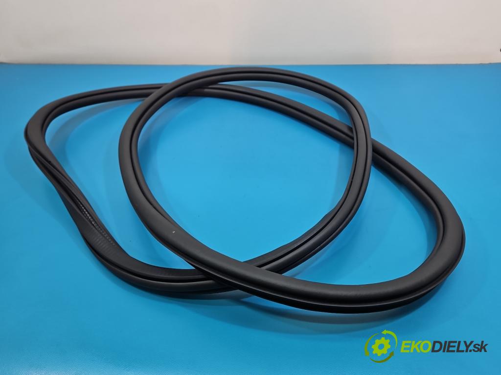 Skoda Superb IV 2023- 2.0 TDI 150 HP automatic 110 kW 1968 cm3 5- Těsnění: dvere zadné pravé 3J0867911 (Karoséria ostatné)