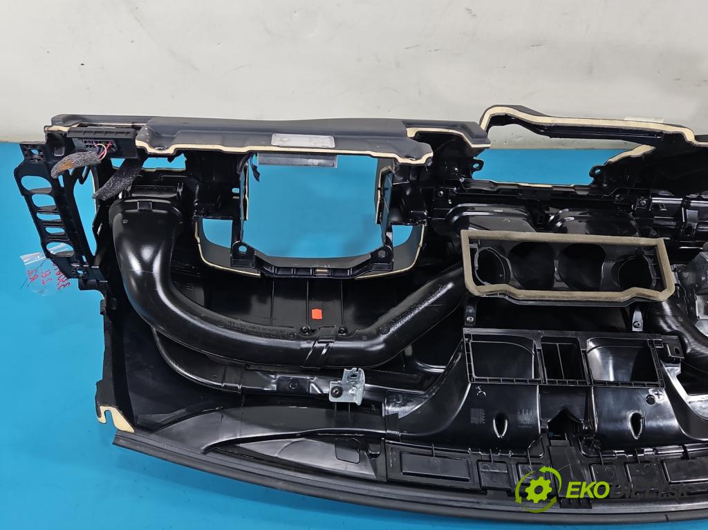 Volvo V70 III 2007-2016 2.0 16V 145 HP manual 107 kW 1999 cm3 5- kokpit,pristrojová doska rozdeľovacia